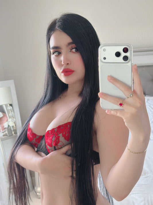 Yany lencería roja y negra
